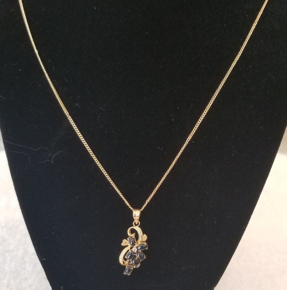 Elegant Gold and Black Onyx Pendant Necklace - Picture 2 of 3